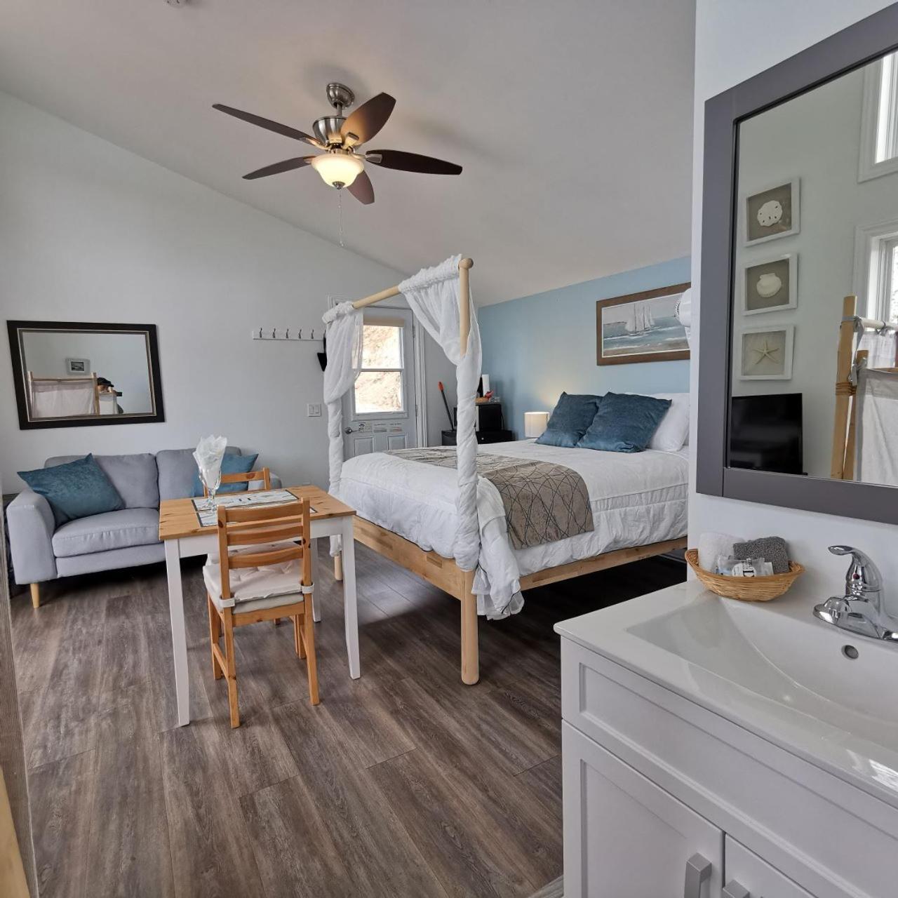 Knotty Pine Ocean Front Suite - Adults Only إينغونيش الغرفة الصورة